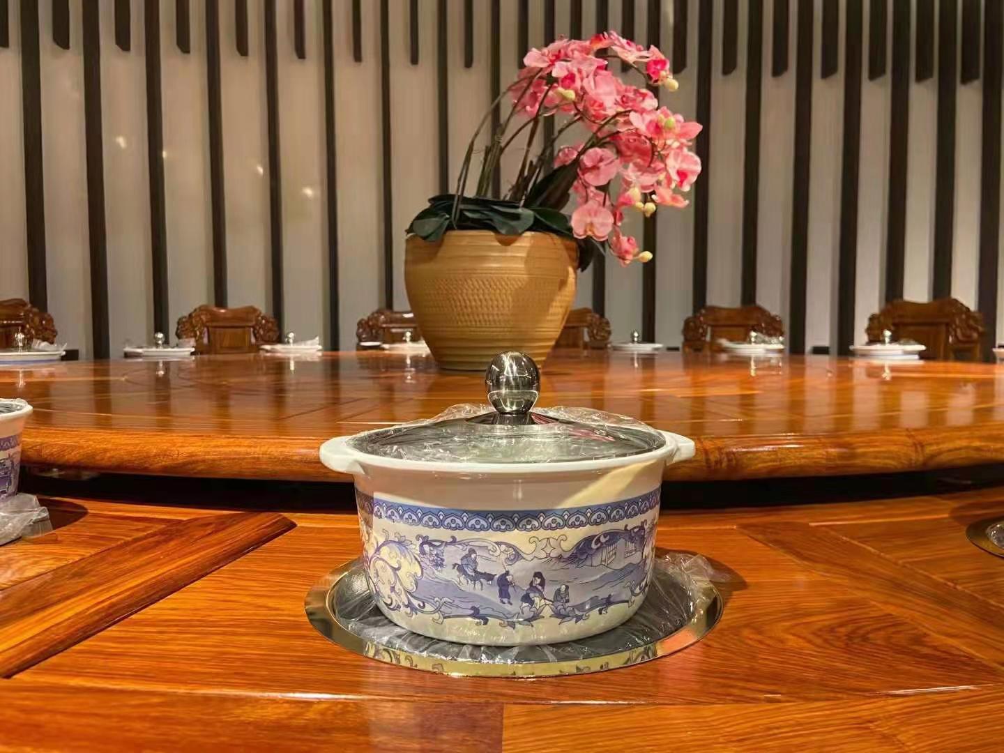 紅木餐桌椅配年夜飯，紅紅火火過大年